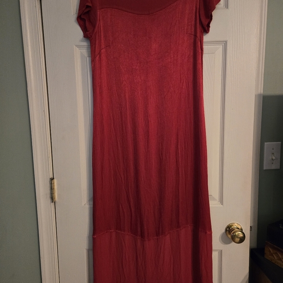 Lady in Red Dress - Picture 6 of 8